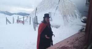 VIDEO Bărbat cu pelerină roșie și cu joben, în drum spre Vf Omu din Bucegi