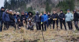 Meșotiștii plantează pentru mâine. România s-a îmbogățit cu 100 de puieți