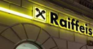 Mesaj pe geamul unei filiale a băncii Raiffeisen: ”Austria afară din România!”