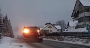 Peste 100 de utilaje de deszăpezire au acționat în această dimineață. Ninge puternic în pasul Rucăr-Bran