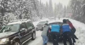 (VIDEO)100 de turiști, printre care si brașoveni,au rămas blocați în munții Bucegi