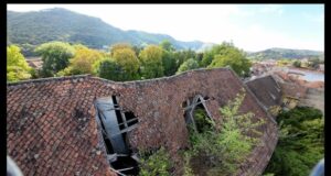 O clădire din centrul orașului se poate prăbuși în orice clipă! Cu toate acestea, instituțiile statului nu sunt de acord cu demolarea!