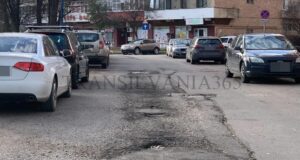 Brașov în 2023! Drumuri ciopârțite, ”covor” de gropi și asfalt care se strică la câteva zile (FOTO, VIDEO)