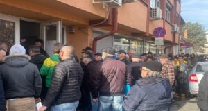 Coadă uriașă la FINANȚE! Zeci de brașoveni stau la rând pentru a-și plăti taxele și impozitele(FOTO)