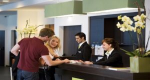 În ciuda prețurilor mari și a lipsei zăpezii, hotelurile de lux din Poiana Brașov sunt pline