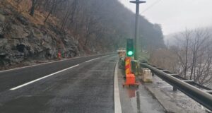 A fost instalat semaforul pe DN7 între Lazaret și Boița