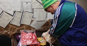 70 de pachete cu haine și produse esențiale au ajuns la oamenii fără adăpost din Brașov