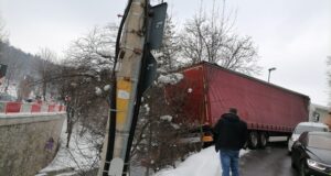 Circulație blocată de un autocamion condus de un șofer bulgar