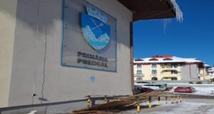 FOTO S-a prăbușit o parte din acoperișul Primăriei Predeal