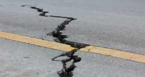 Restricții pe DN1! Carosabilul s-a surpat pe o lungime de 60 de metri la Breaza