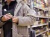 A îndesat sticlele de alcool sub haine și a vrut să plece fără să plătească. Polițiștii i-au făcut cinste cu un dosar penal