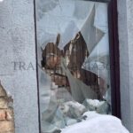 Așteptați o tragedie? Imobile din Brașov ”pericol public”! (FOTO-VIDEO) 10 geam spart cladire darapanata