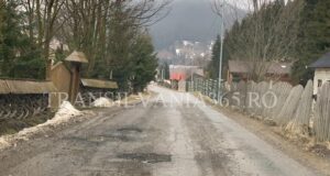 Comuna din județ plină de GROPI! Străzile din Moieciu, pericol public! (FOTO)
