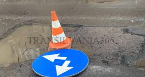 FOTO. Indicatoare rutiere la Brașov! Groapă semnalizată în bătaie de joc
