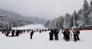 Comisarii ANPC au ieșit la colindat. Mâncare expirată, mizerie și multe alte nereguli constate la agenții economici din stațiunile montane