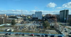 Taximetrist brașovean către conducerea Primăriei: ”Cum să ajungă clienții noștri cu bagaje din gară la noua stație de taxi? Să zboare?”