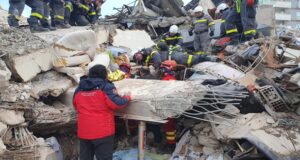 Salvatorii românia acționează acum în Turcia. Au salvat o familie de sub dărâmături