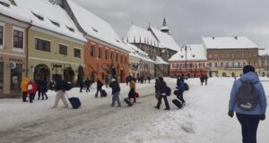 Terasele nu aveau loc în centru, dar ”munții de zăpadă” da! (FOTO)