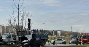 Un stâlp de iluminat a căzut peste o mașină (FOTO)