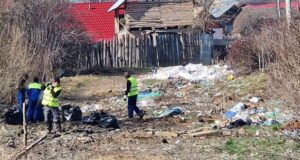 Cărăuși de ocazie pentru deșeuri amendați de autoritățile din Săcele! Aduceau deșeuri din Brașov sau vecinătate și le plasau la Gârcin