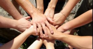 Atât elevii, cât și studenții, ar putea fi răsplătiți cu bani dacă fac voluntariat