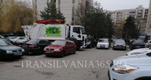 Accesul autogunoierelor la pubele blocat de mașinile parcate aiurea (FOTO)