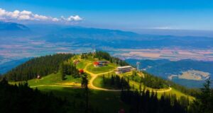 Deși ofertele sunt mai scumpe cu 30%, turiștii dau buluc de 1 Mai în Poiana Brașov!