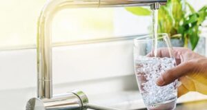 Din ce în ce mai mulți români consumă apă de la chiuvetă. De vină ar fi inflația!