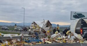 Un camion încărcat cu cozonaci s-a răsturnat pe ocolitoarea Brașovului