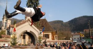 Tradițiile legate de Săptămâna Luminată continuă, astăzi, cu ”Aruncatul în țol”! Junii tineri vă așteaptă în Piața Unirii
