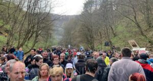 La Massif autobuze, la Juni, ”talpă” și aglomerație. Lipsa toaletelor i-a determinat pe brașoveni să-și facă nevoile prin boscheți