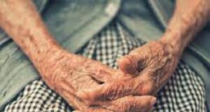 Bătrânică din Codlea, pe punctul de a fi violată de un tânăr de 22 de ani! Vecinii au scăpat-o din ”ghearele” agresorului