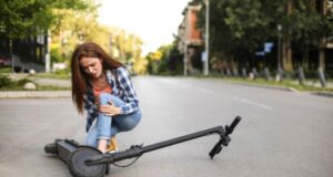 O adolescentă pe trotinetă electrică a ”intrat” într-un pieton. Victima a avut nevoie de îngrijiri medicale