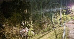 FOTO. O mașină a plonjat într-o prăpastie din zona Turnului Alb. 5 persoane au fost rănite