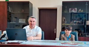 Experiență inedită pentru Nicu, 9 ani! A câștigat licitația ”O zi în biroul primarului” din Făgăraș
