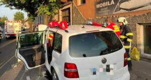Impact ucigător la Brașov! O mașină a intrat din plin într-un copac. O persoană a decedat (FOTO)