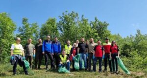 Voluntari din cadrul instituțiilor publice din Brașov, acțiune de igienizare pe Dealul Melcilor