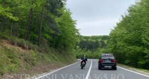 Pericolul vine…pe două roți. Cum depășesc unii motocicliști pe drumul spre Poiană (FOTO)