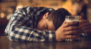 În Răcădău! După ce s-a ”aghezmuit” bine, a început să distrugă elementele de mobilier de pe terasa unui restaurant