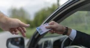 Bâtrânel teribilist! La volan cu permis de conducere fals ”eliberat” de statul italian
