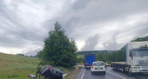 Accident între Vlădeni și Perșani! O mașină s-a răsturnat într-un canal (FOTO)