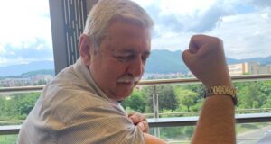 🎨 Jos pălăria! La 68 de ani, fostul prefect Mihai Mohaci a fost admis la master, la Arte și Design