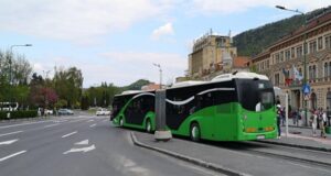 Aproximativ 213.000 elevi, preponderent din mediul rural, vor beneficia de microbuze electrice pentru transportul şcolar