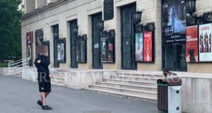FOTO. Doi tineri drogați cerșeau bani de la trecători chiar în fața Teatrului Sică Alexandrescu din Brașov