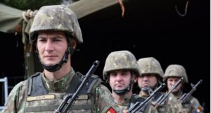 Armata obligatorie pentru băieți și opțională pentru fete: două luni pe an, de la 18 până la 20 de ani