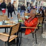 Fostul premier ”Stolo” s-a relaxat la un pahar de bere în centrul Brașovului (FOTO) 6 stolojan2