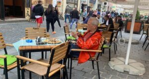 Fostul premier ”Stolo” s-a relaxat la un pahar de bere în centrul Brașovului (FOTO)
