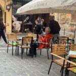 Fostul premier ”Stolo” s-a relaxat la un pahar de bere în centrul Brașovului (FOTO) 5 stolojan3