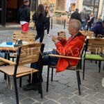 Fostul premier ”Stolo” s-a relaxat la un pahar de bere în centrul Brașovului (FOTO) 4 stolojan4