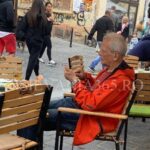 Fostul premier ”Stolo” s-a relaxat la un pahar de bere în centrul Brașovului (FOTO) 1 stolojan7